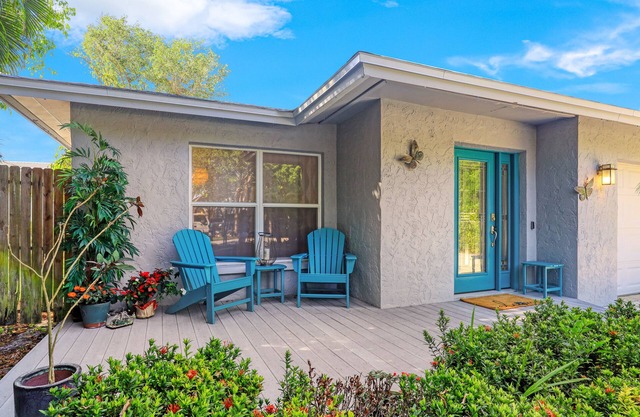 Dog-friendly bungalow home with private washer/dryer, central AC, and fast WiFi