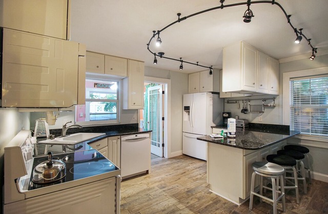 Dog-Friendly Seaside Getaway w/ a Private Hot Tub in a Great Location