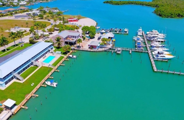 Driftwood Landing (1-Bedroom Condo) with Pool by RedAwning
