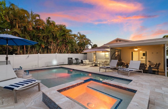 Endless Paradise - -close to Beach -NEW Salt Water Pool