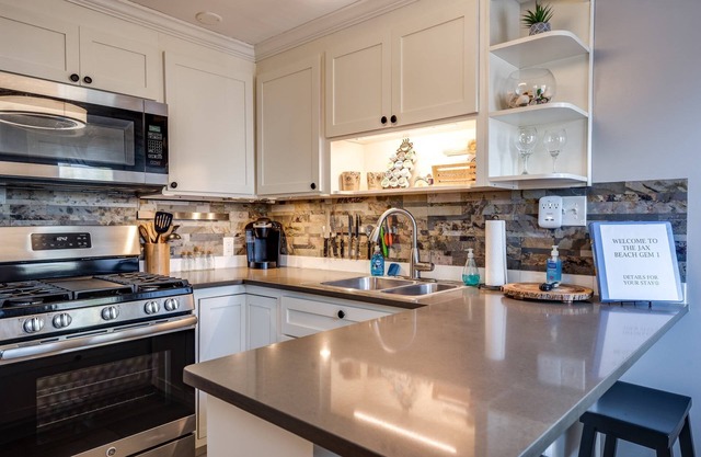Enjoy GEM 1 in Jax Beach |4 blocks to the Atlantic |Upstairs Apartment |Month Stays Ok |Shared Patio