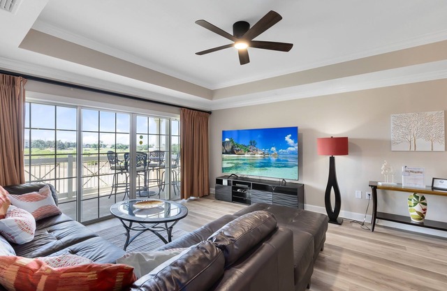 Exquisite 3rd floor condo | 3 Bed, 3 Bath
