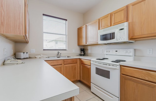 Family Friendly 4 Bed Townhome in Regal Palms