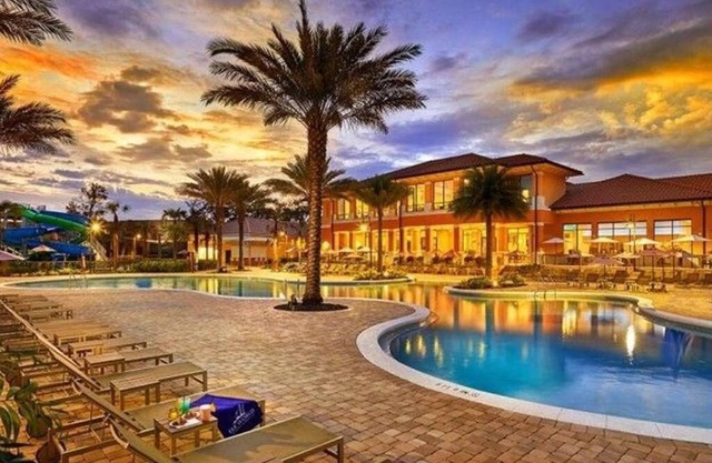 Fantastic 1900sq, 3 Mi to Disney, New POOL/Water Slide, Free parking/WiFi