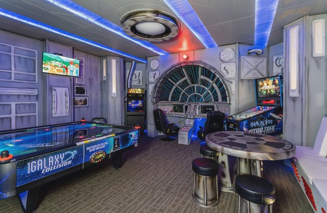 FANTASTIC GAME ROOM and CLOSEST TO WATERPARK!