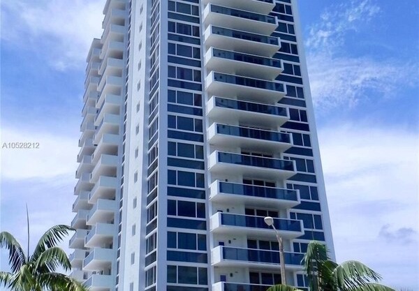 Fort Lauderdale luxury Condo 2/2 BR Direct Ocean View, Pool, long-Term