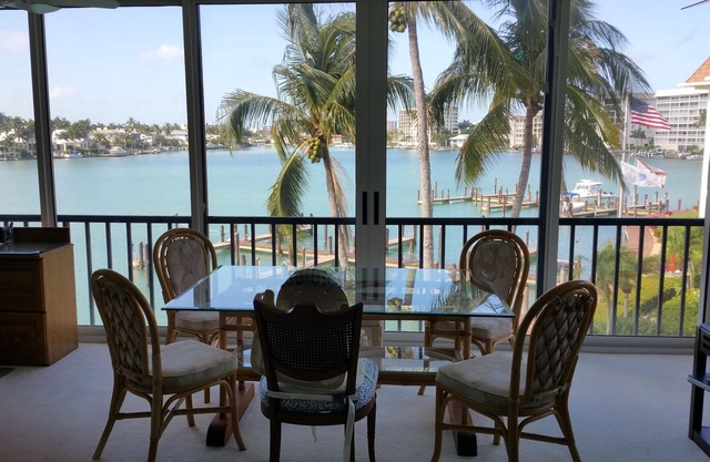 Front unit overlooking Moorings bay - 7 min walk to the Beach. 2 boat slips