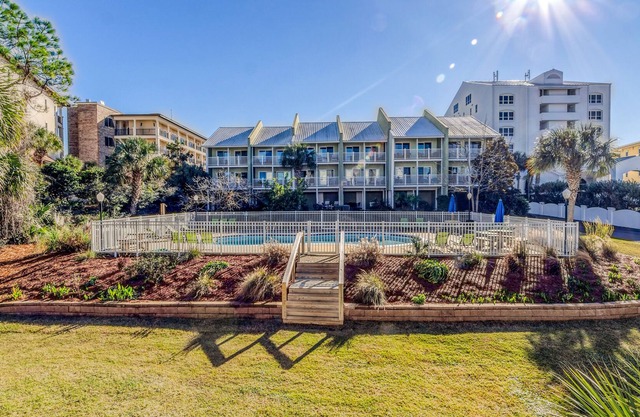 FULLY REMODELED - ON 30A, PRIVATE Beach and a POOL VIEW, Walk to restaurants