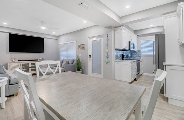 GORGEOUS Bonita Beach, New Remodeled Condo, Ground Floor, 1 Min Walk to Beach, Free WiFi & Parking!