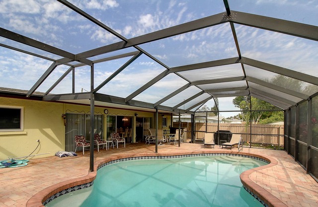 Gorgeous, Fully Furnished 3 Bed/2 Bath With Priv. Heated Pool Near Siesta Key!