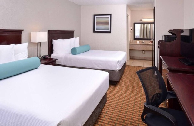 Gorgeous Stay! Four Modern Units, Pool, Breakfast, Shuttle to Parks