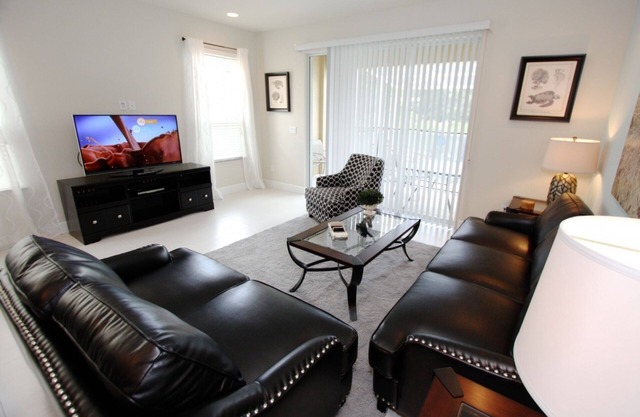 Great Resort Amenities, Pet-Friendly 3BR Serenity Townhome Near Disney | Splash Pool | Balcony