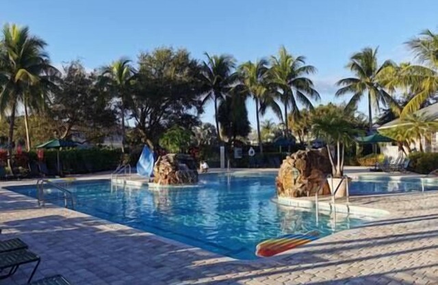 Greenlinks Luxury Condo, 3BD, ground floor, golf, pool