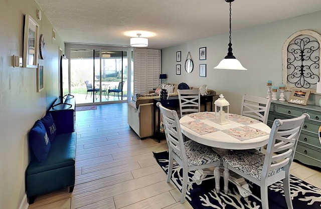 Ground Floor Condo w. Patio, Community Pools + Beach Access