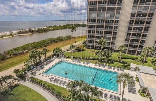 Gulf front condo w. incredible views, resort pool