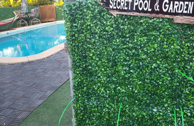 Hang Out By The Pool & Hot Tub- Only 3 Miles From Beach, Airport, CruisePort!