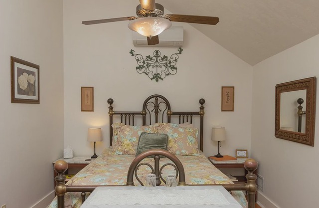 Herlong Mansion Bed and Breakfast Inn - Iris Suite