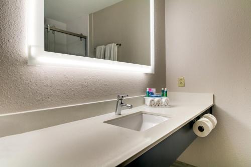 Holiday Inn Express Hotel Oak Ihg 