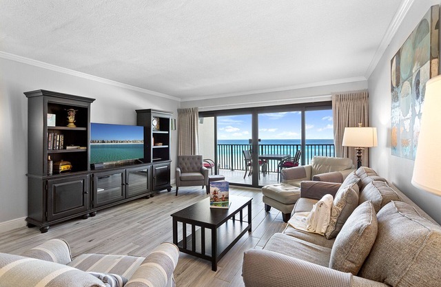 Huntington By The Sea 402 - Gulf Front, Community Pool, Free Beach Service!