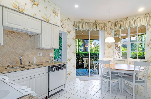 Immaculate 3br condo, world class Pelican Bay beach amenities