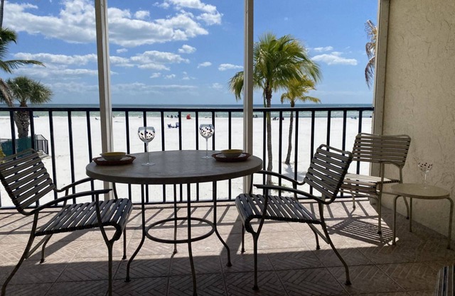 Island House Beach Club 1B - Beautiful Beachfront Condo
