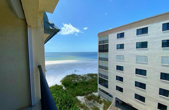 Island House Beach Club 5E - Tropical condo with balcony
