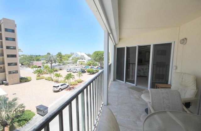 Island House Beach Club 3E - Condo with balcony on the beach