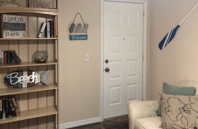 Just Renovated Cozy Private Guest House 1/1 - Pets Welcome!