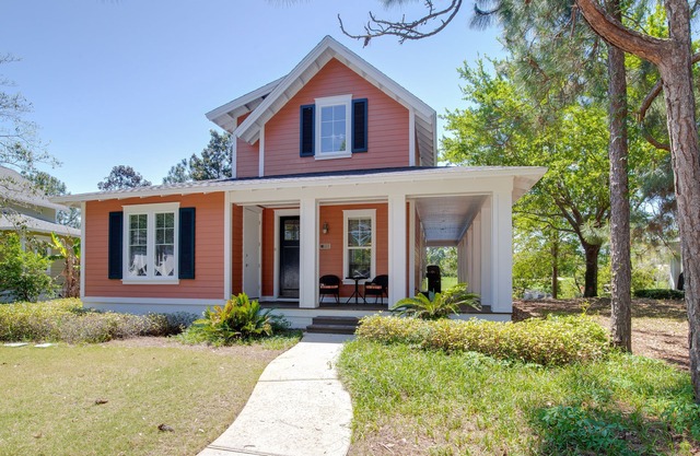Lakeside Cottage with TWO golf carts! Back Porch, Pool & Hot Tub, Beach Tram.