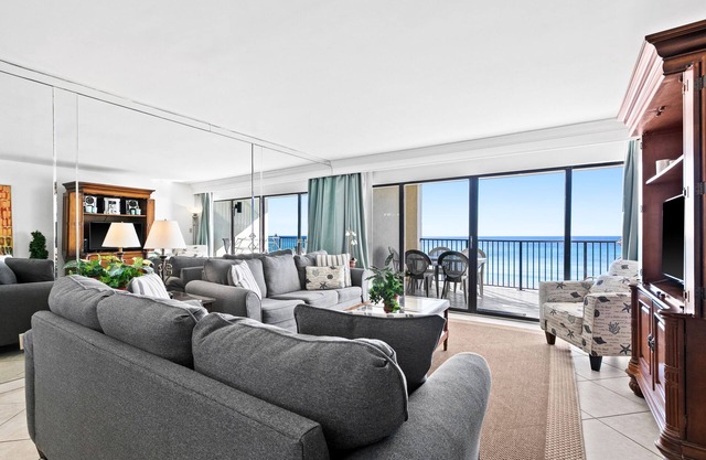 Large, updated condo - quick walk to beach & convenient to shopping