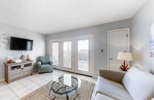 Large waterfront cottage, Private pool, Close to entertainment