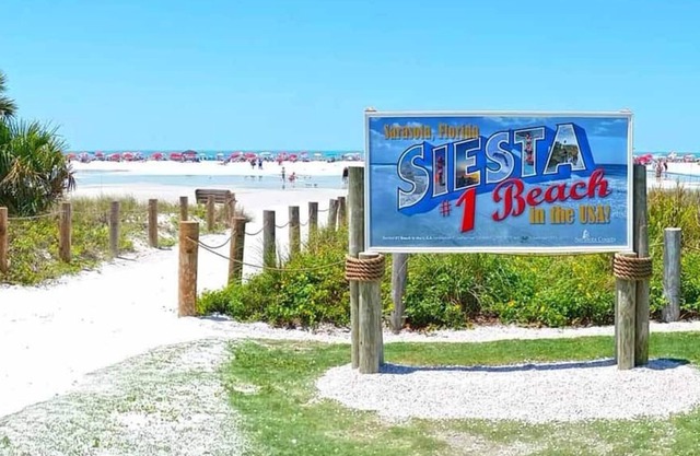 Last minutes!! The Beach is Within Walking Distance!