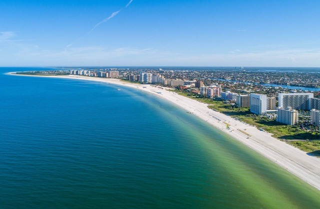Lovely 1 bedroom beachfront Condo
