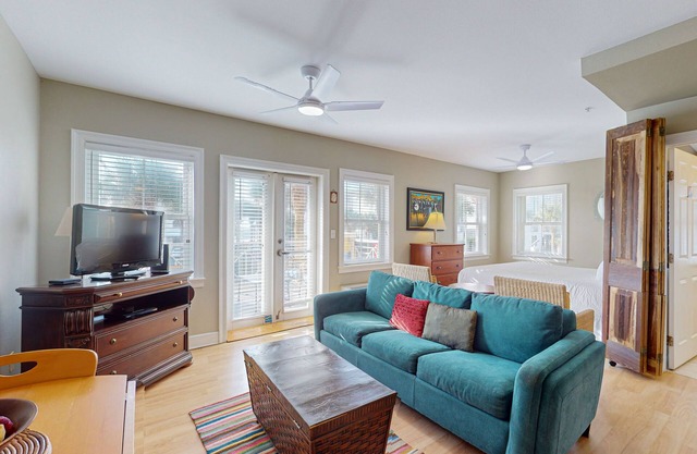 Lovely condo on the Gulf of Mexico w/private balcony, shared pool & tennis