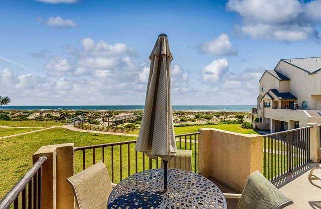 Lovely oceanfront townhouse in Summer Beach Village w/Shared Pool, Central AC