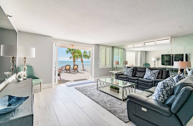Luxurious spacious Beachfront 2BR Condo with heated Pool and Spa Seaview #105