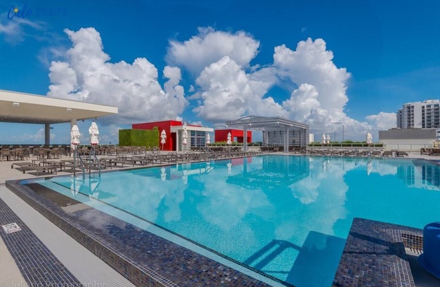 Luxury Beachside Condo with Bathtub - CS23