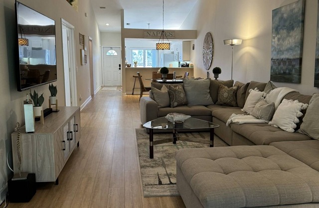 Luxury condo with resort pool, 10 mins to 5th & beaches