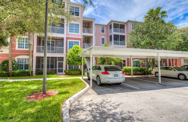 Luxury Condominium in South Fort Myers Close to Beaches and Shopping!