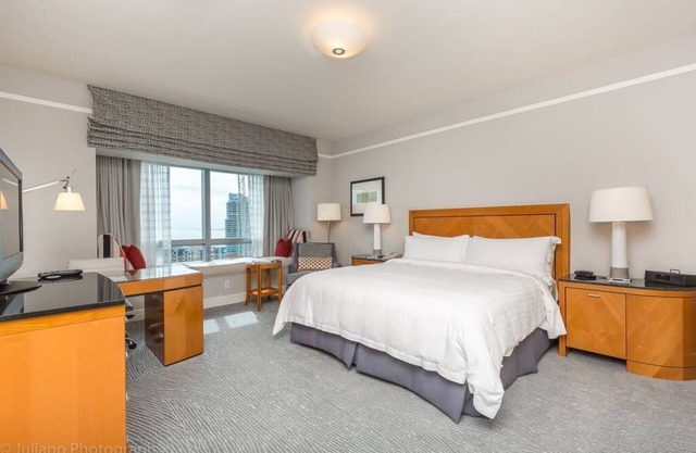 Luxury Four Seasons Condo | Free Valet & Gym