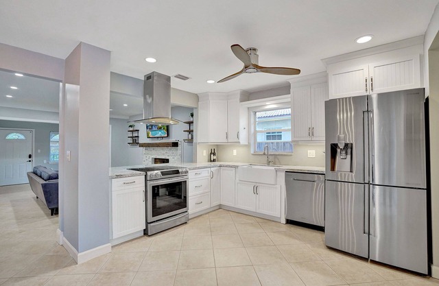 Luxury TROPICAL 3BR Home w/HEATED POOL, Close to Beach