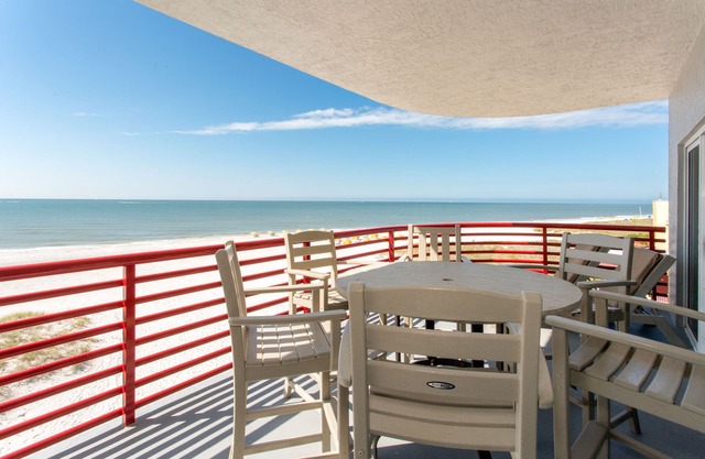Luxury Unit - Top Floor Balcony - Crimson #302