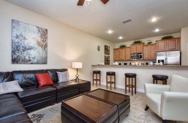Minutes to Disney, Contactless check-in, Free Wifi, Resort Community w/tons of Amenities