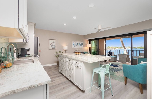 Modern condo with waterview "Sand & Surf"