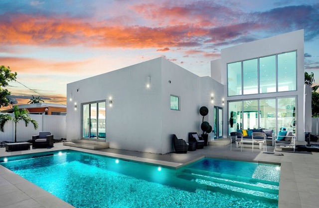 Modern Miami Beachouse with heated pool