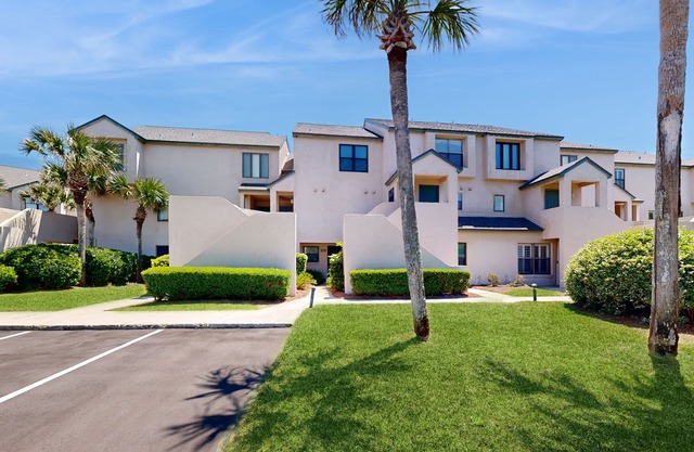 Newly Decorated, Oceanfront Townhouse with Patio, WiFi, W/D & Shared Pool