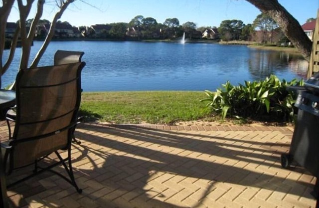 *Newly Remodeled Bathrooms* - 6 Pass. Golf Cart included - close to pool