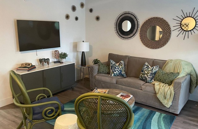 Newly Renovated 1-Bed Apt with Modern High-End Décor and Finishes. Sleeps 3