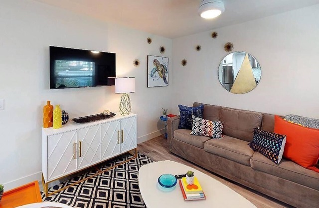 Newly Renovated 1-Bed Apt with Modern High-End Décor and Finishes. Sleeps 4
