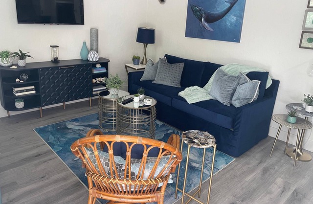 Newly Renovated 1-Bed Apt with Modern High-End Décor and Finishes. Sleeps 3